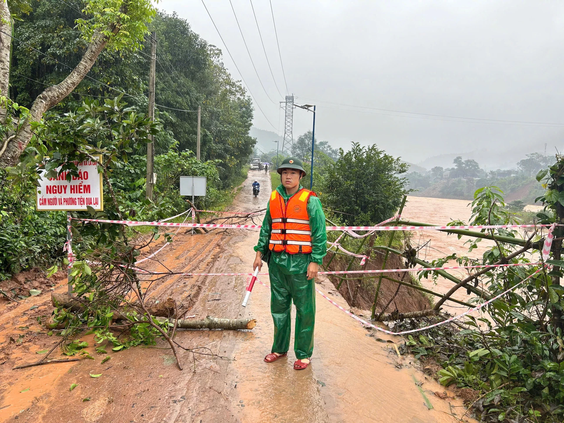 Η έντονη βροχόπτωση προκάλεσε κατολισθήσεις στον δρόμο μεταξύ των χωριών στην κοινότητα Λα Λέι.