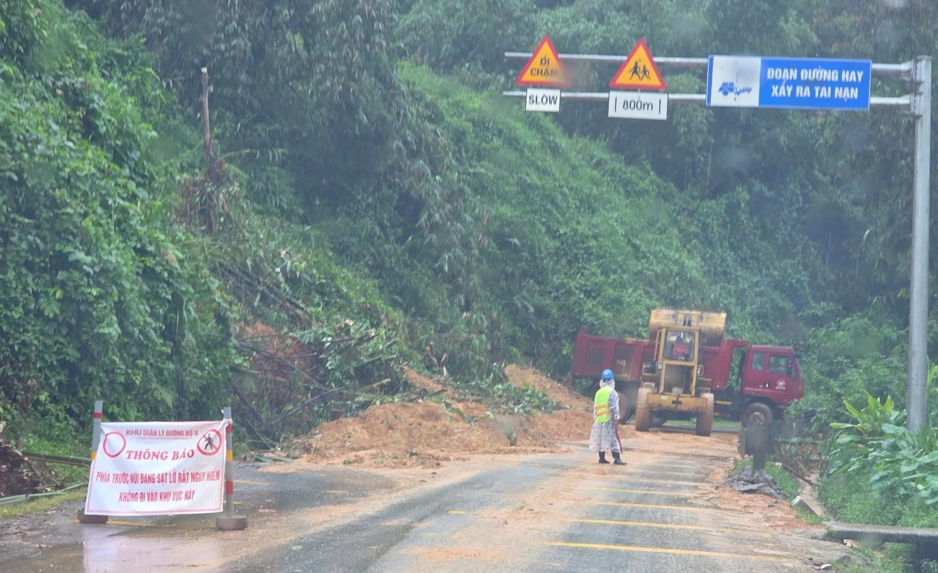 Οι αρχές επισκευάζουν επειγόντως μια κατολίσθηση στο δυτικό σκέλος της εθνικής οδού Χο Τσι Μινχ προς τη διεθνή συνοριακή πύλη Λα Λέι.