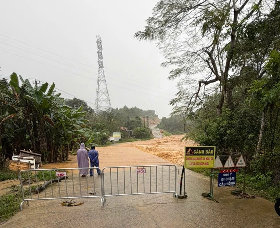 Οι αρχές έστησαν σημείο ελέγχου για να αποτρέψουν την κυκλοφορία στον αγωγό του χωριού Βαν Ρι, στην κοινότητα Κχε Σανχ, λόγω πλημμυρών.
