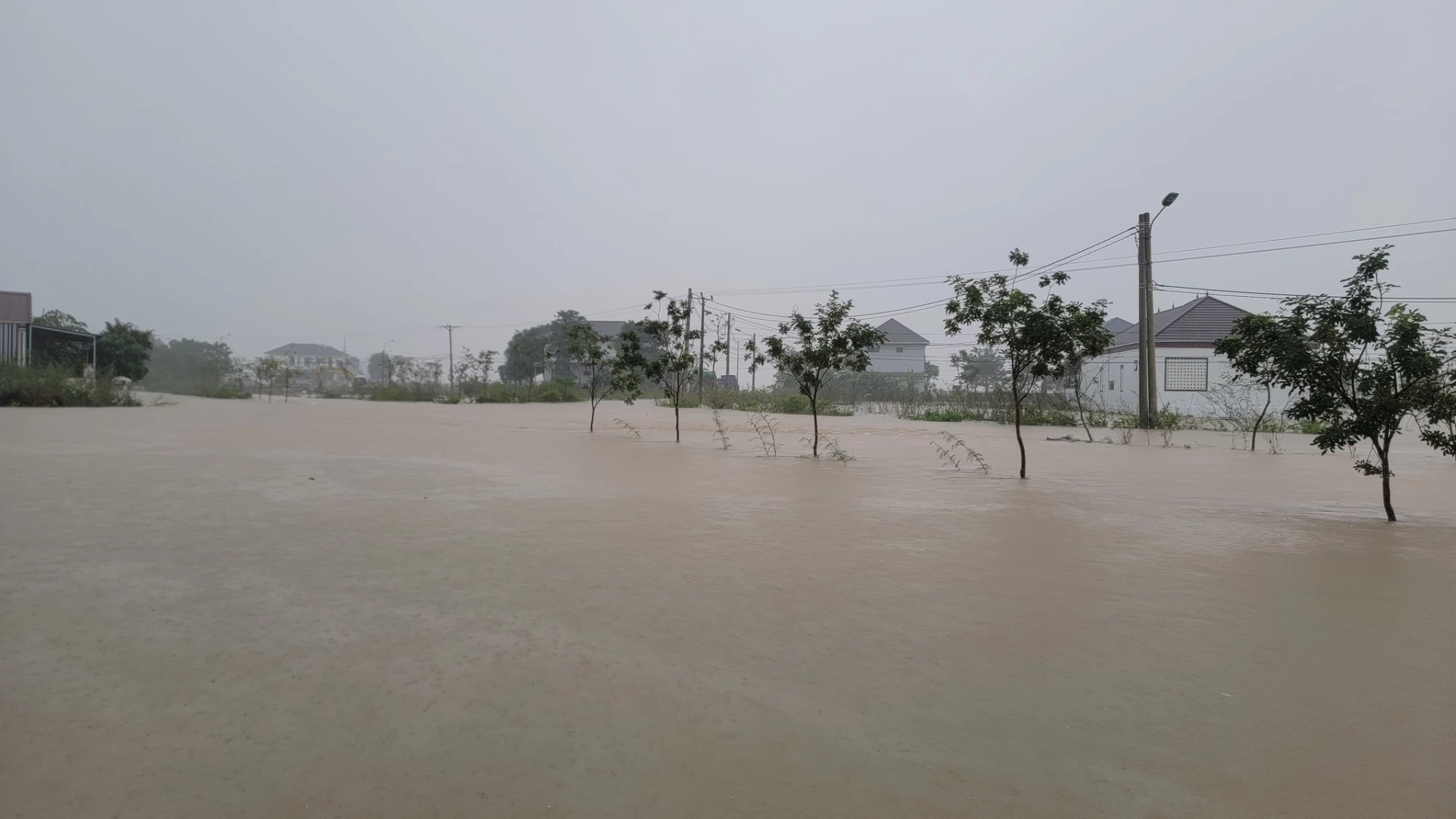 Οι έντονες βροχοπτώσεις προκάλεσαν μερική πλημμύρα σε ορισμένες περιοχές της κοινότητας Καμ Λο.