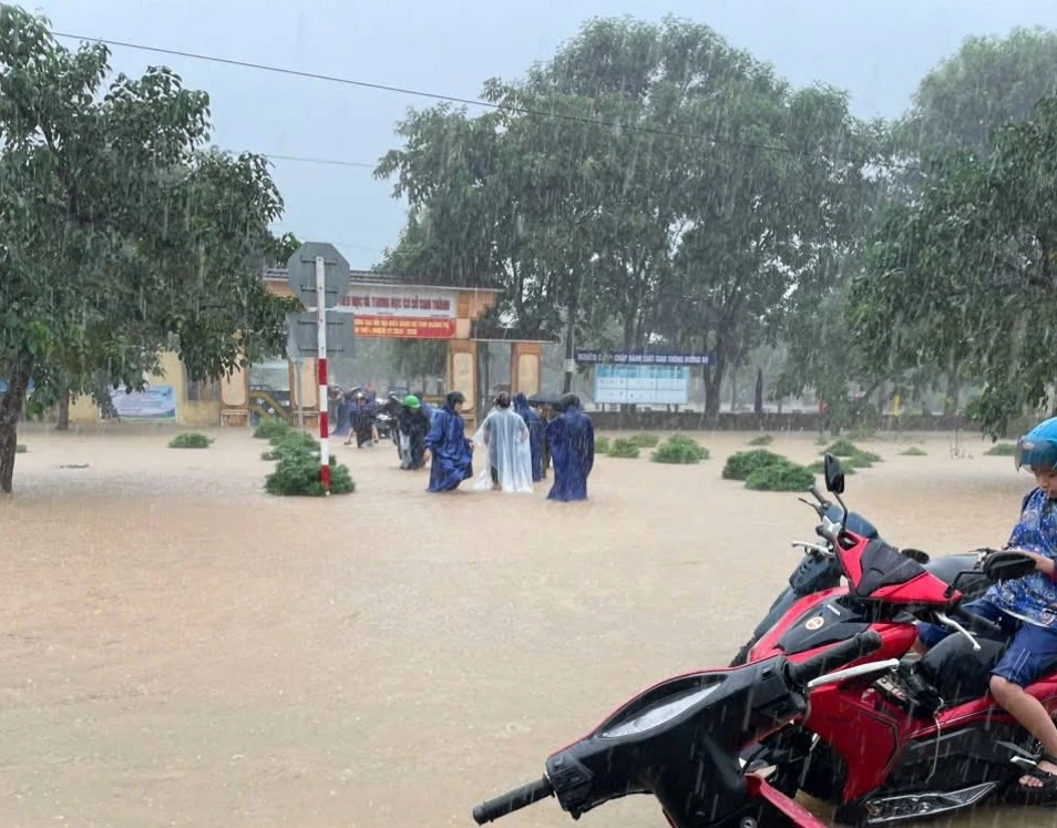 Για να διασφαλιστεί η ασφάλεια, πολλά σχολεία στην κοινότητα Καμ Λο ανάγκασαν τους μαθητές να μείνουν σπίτι και να ειδοποιήσουν τους γονείς να τους παραλάβουν νωρίς λόγω του κινδύνου πλημμύρας που προκλήθηκε από τις έντονες βροχοπτώσεις.