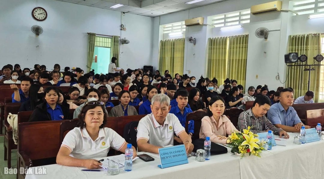 ប្រតិភូ និងសិស្សានុសិស្សដែលចូលរួមក្នុងកម្មវិធីនេះ។