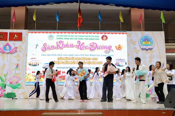 Ca sĩ Phạm Anh Tuấn khuấy động chương trình