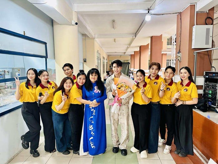 Ca sĩ Phạm Anh Tuấn khuấy động chương trình