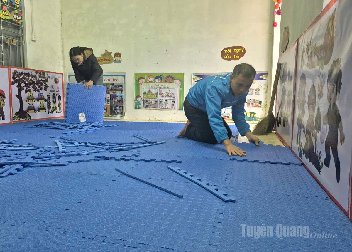 اتحادیه جوانان کمون نام دان با واحدهای داوطلب هماهنگی کرد تا تشک‌های فومی برای کف کلاس‌های درس و هدایای زیادی به مهدکودک‌ها اهدا کنند.