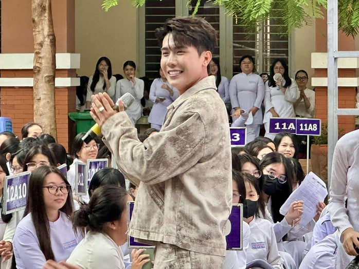 Ca sĩ Phạm Anh Tuấn khuấy động chương trình