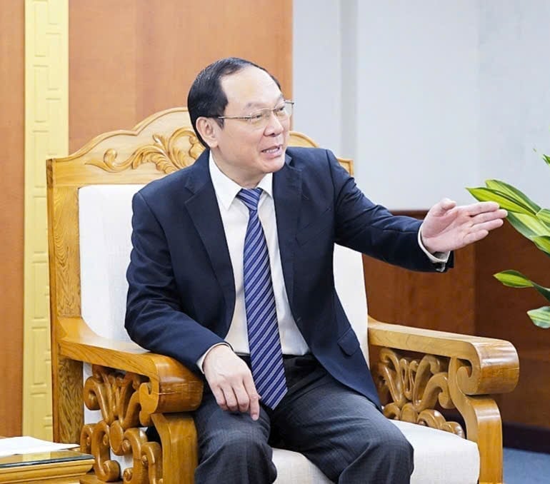 Thứ trưởng Lê Công Thành giới thiệu đại diện Cục, vụ của Bộ tham gia buổi tiếp. Ảnh: Linh Linh.