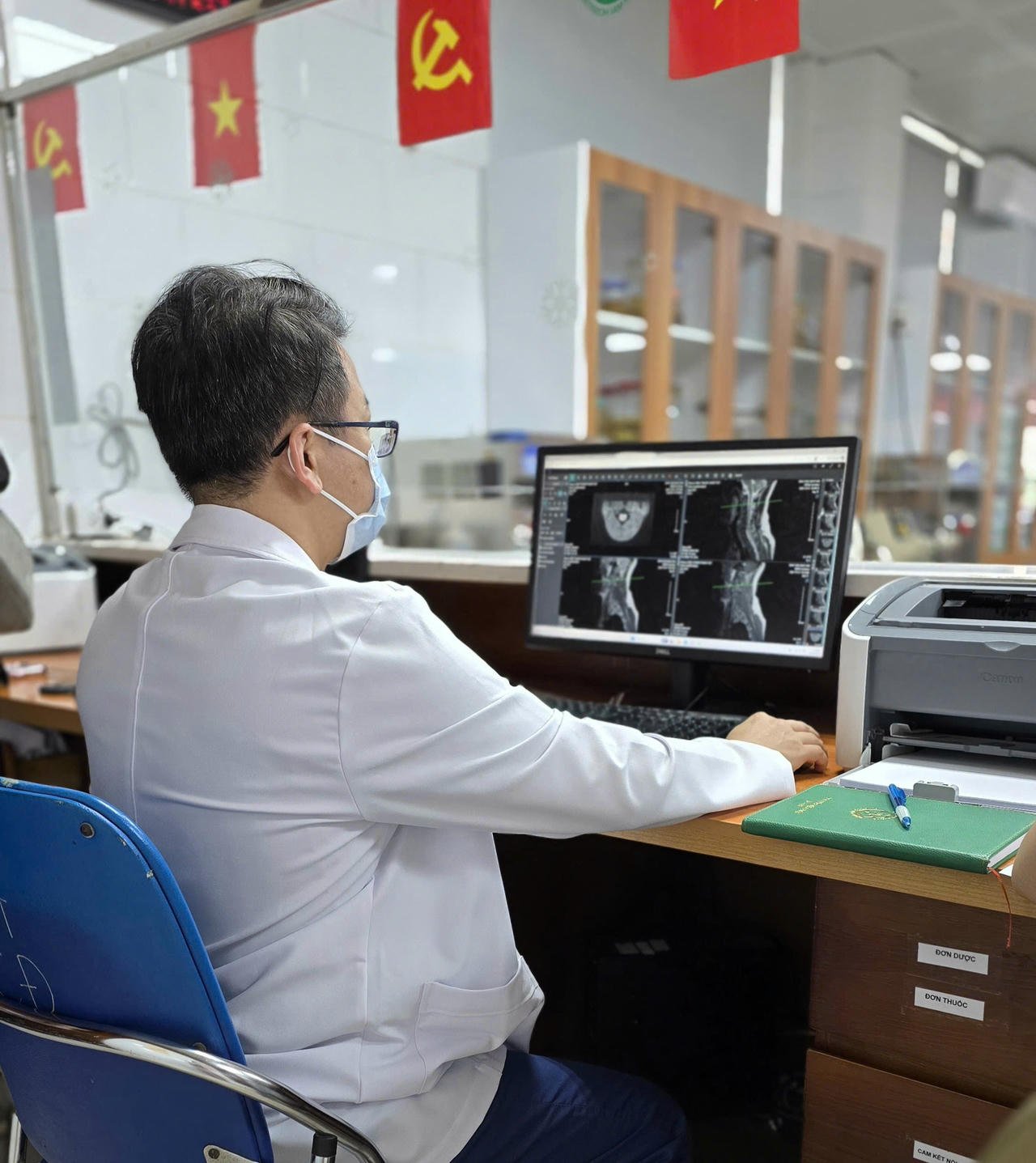 Εικόνα τραυματισμού του νωτιαίου μυελού σε ασθενείς με δηλητηρίαση από αέριο N2O