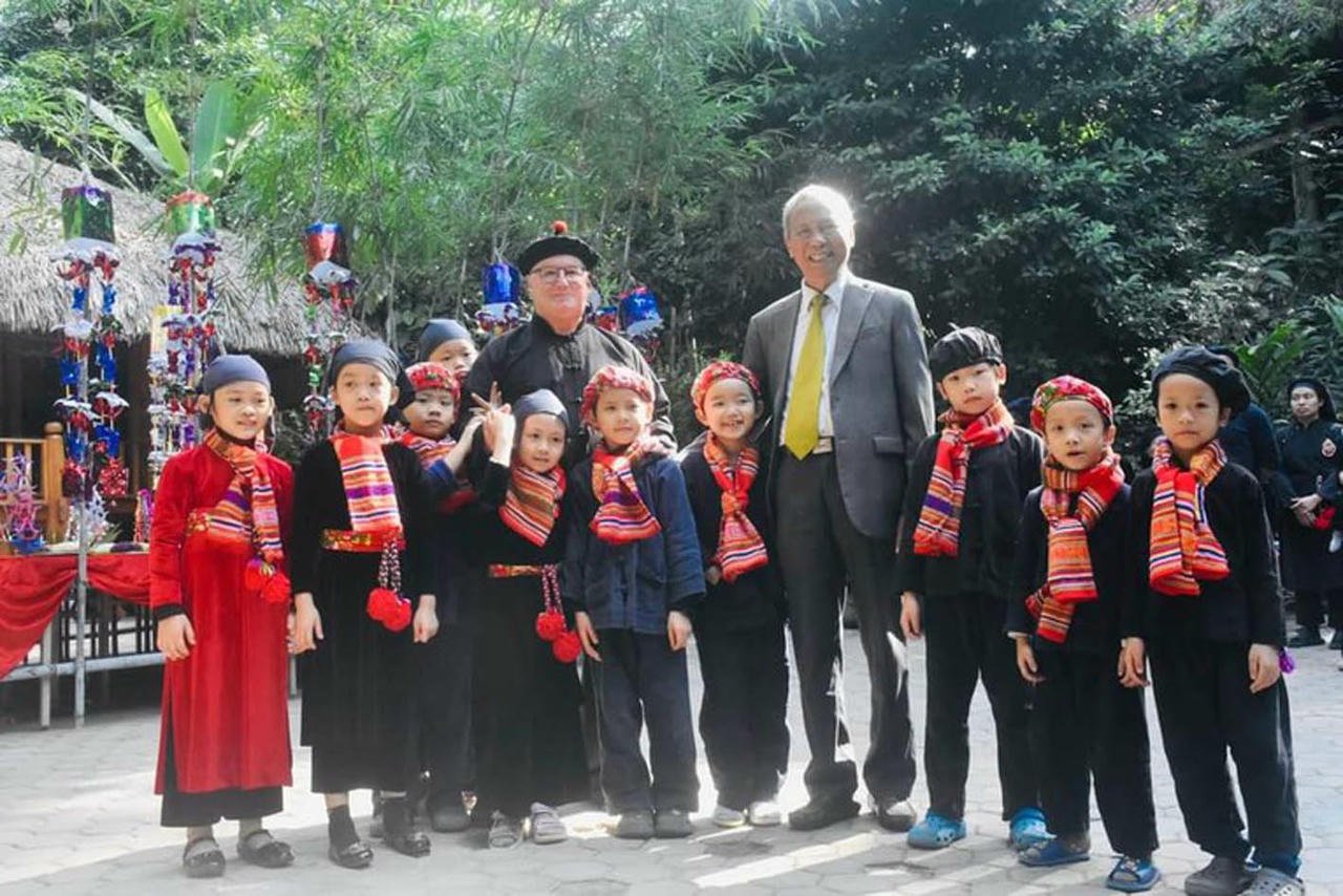 Internasjonale turister kommer for å oppleve livet i den etniske økologiske landsbyen Thai Hai med hus på stylter. (Foto: Nguyen Quang Tuan)