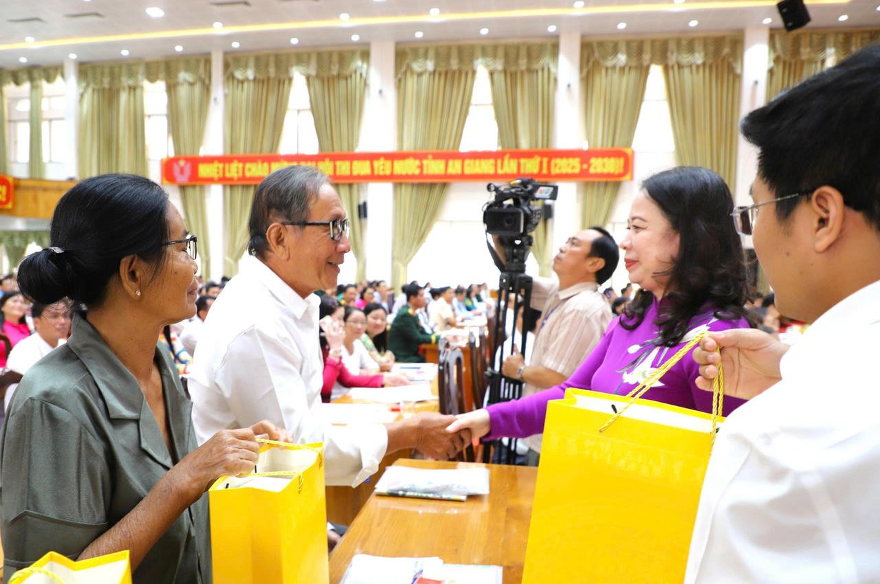 La vice-présidente Vo Thi Anh Xuan remet des cadeaux aux familles des mères héroïques vietnamiennes.