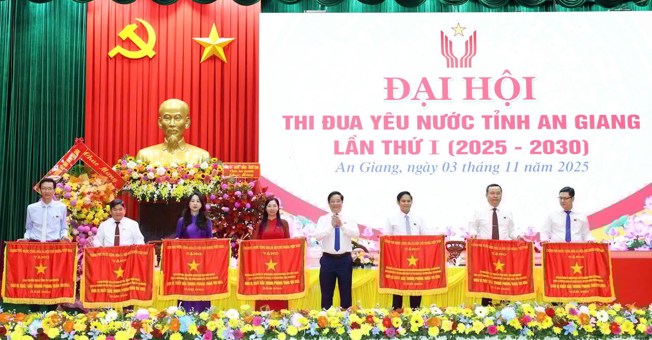 Attribution de drapeaux d'émulation aux collectifs et individus les plus avancés.