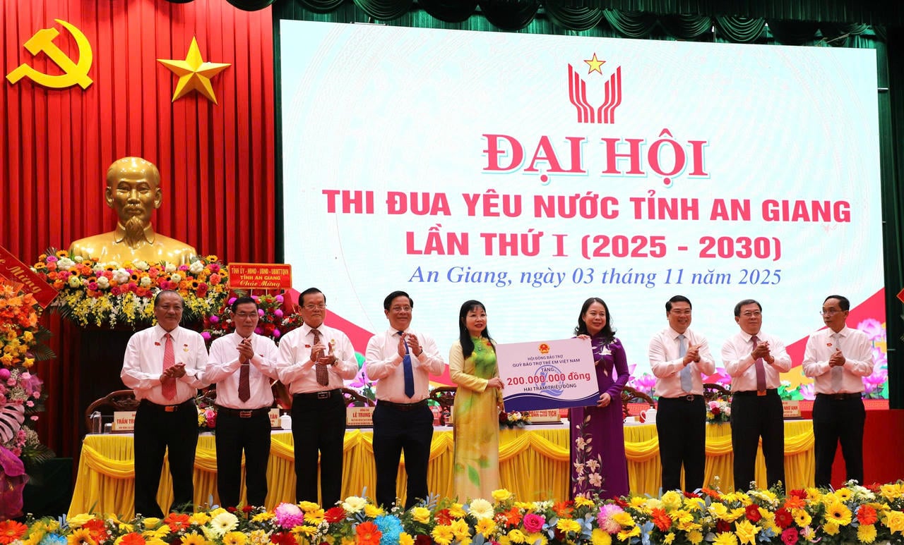 La vice-présidente Vo Thi Anh Xuan a remis 200 millions de dongs provenant du Fonds vietnamien pour l'enfance à des enfants en situation particulièrement difficile dans la province d'An Giang.