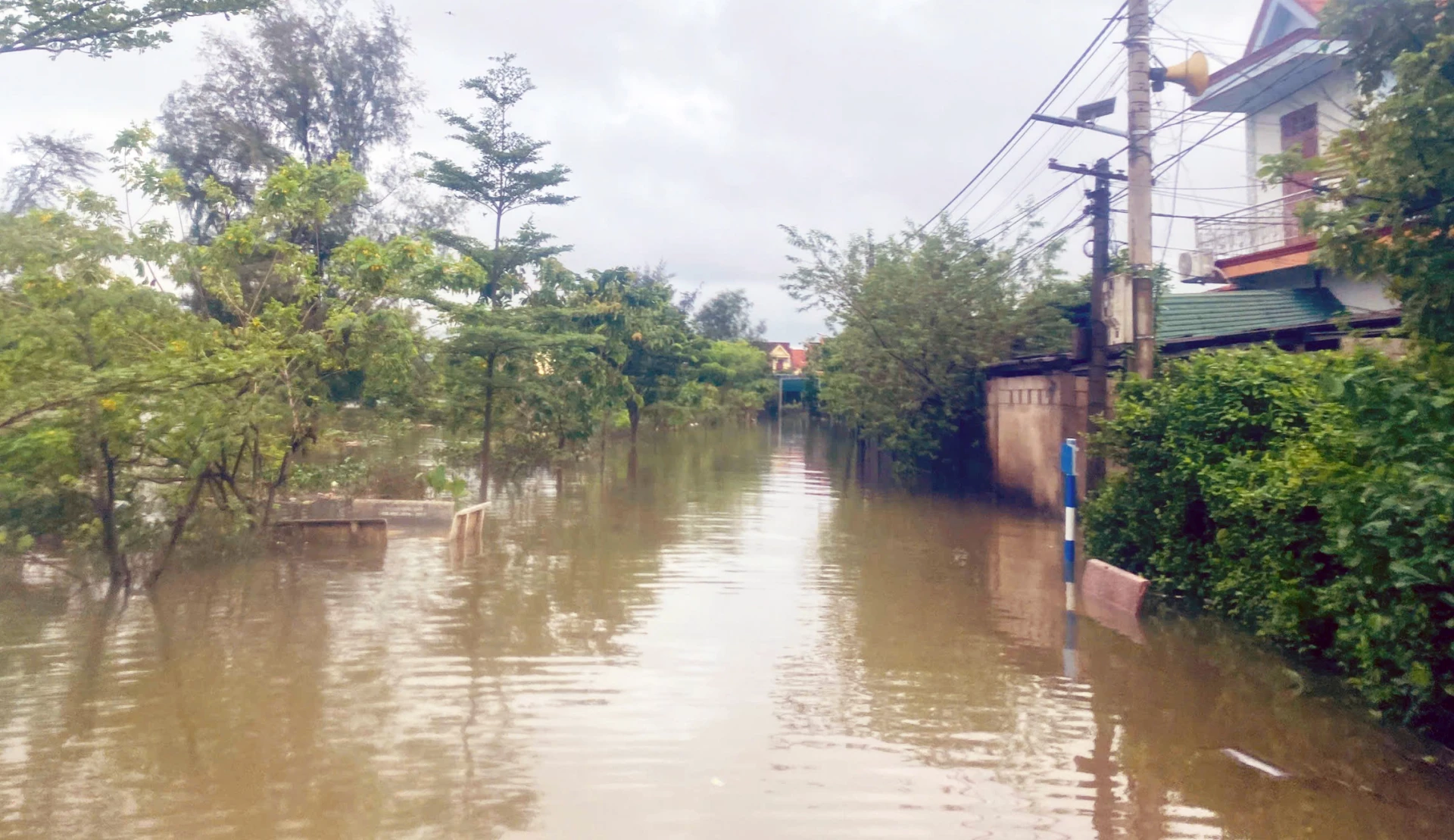 Banyak jalan di komune Ninh Chau terendam banjir akibat hujan deras - Foto: L.C