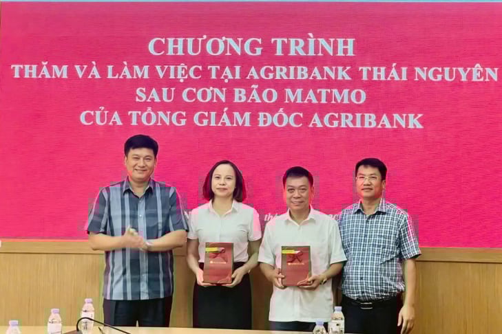 Ông Phạm Toàn Vượng, Tổng Giám đốc Ngân hàng Agribank làm việc với các chi nhánh trên địa bàn tỉnh Thái Nguyên, thăm hỏi người lao động và khách hàng bị thiệt hại. Ảnh: Nguyệt Hồ