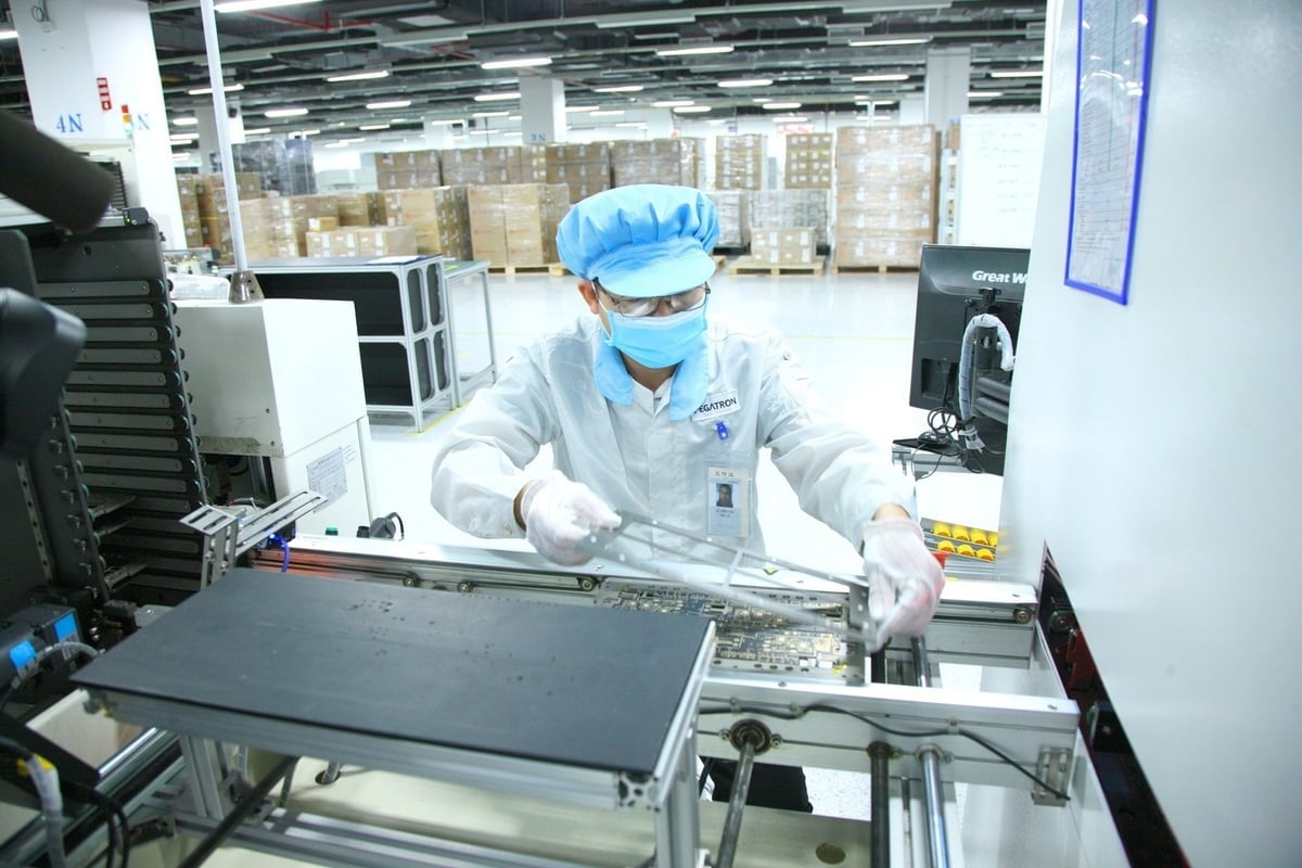 Dělníci společnosti Pegatron Company Limited v Hai Phongu během výrobní směny. Foto: Duy Thinh. Công nhân Công ty TNHH Pegatron tại Hải Phòng trong ca sản xuất. Ảnh: Duy Thính.