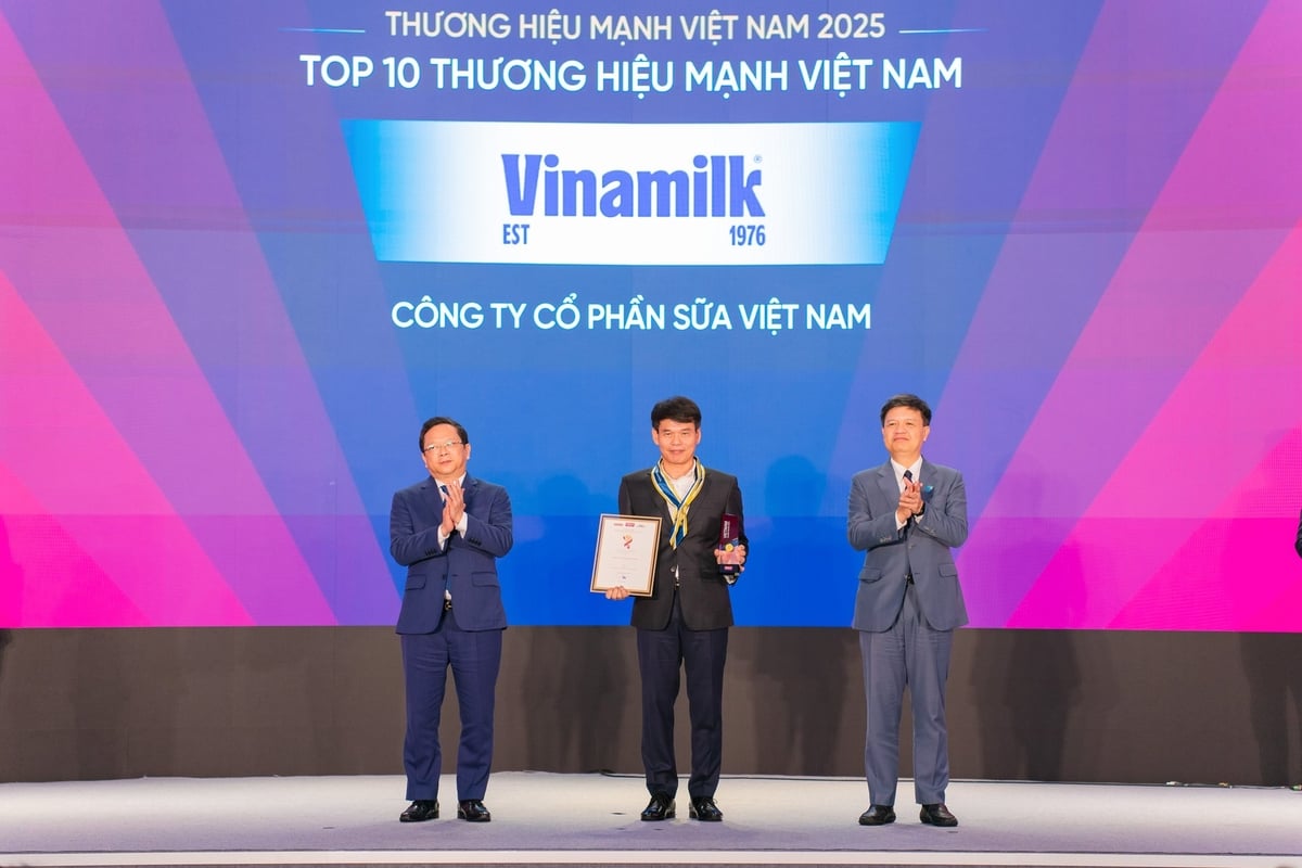 En. Pham Tuyen, Pengarah Vinamilk Cawangan Hanoi, mewakili Vinamilk, menerima penghormatan TOP 10 Strong Vietnamese Brands 2025. Foto: Phuong Uyen. Ông Phạm Tuyên, Giám đốc Chi nhánh Vinamilk Hà Nội, đại diện Vinamilk nhận vinh danh TOP 10 Thương hiệu Mạnh Việt Nam 2025. Ảnh: Phương Uyên.