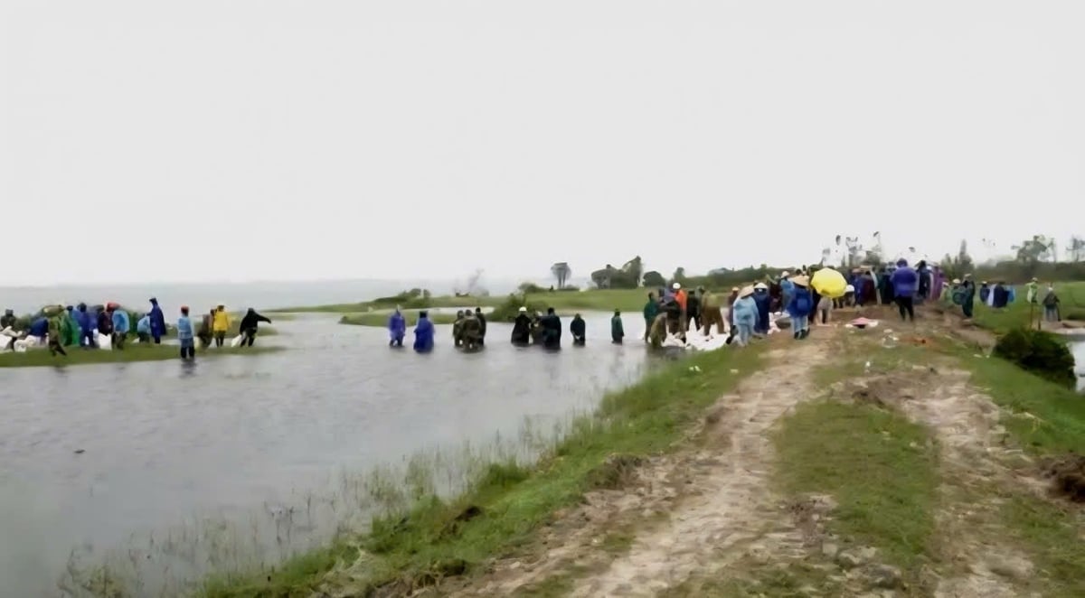 Khu vực bờ bao moong mỏ sắt Thạch Khê bị vỡ. Ảnh: G.Hưng.