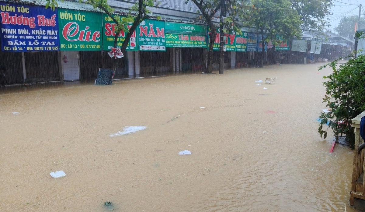 Nước sông Hương trong ngày 3/11 dâng cao, tràn vào chợ Đông Ba gây ngập. Ảnh: Văn Dinh.