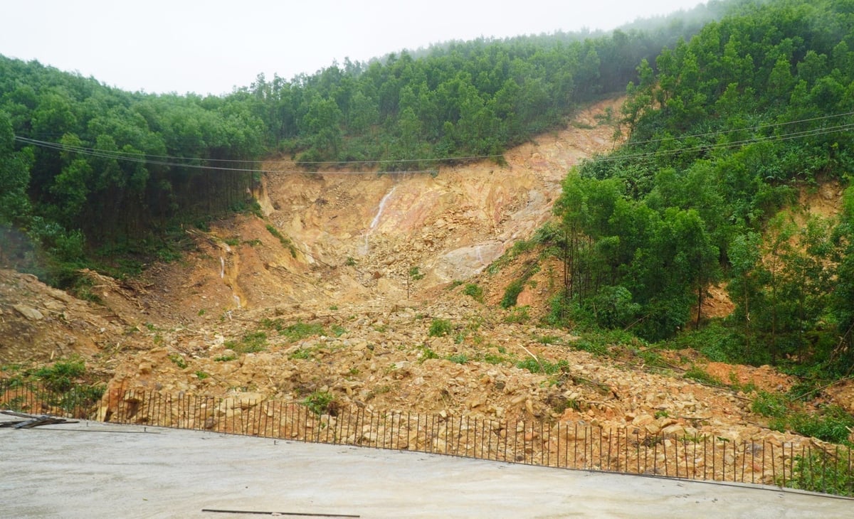 Nhiều khu vực ở miền núi Nam Đông đang sạt lở do mưa lớn. Ảnh: Văn Dinh.