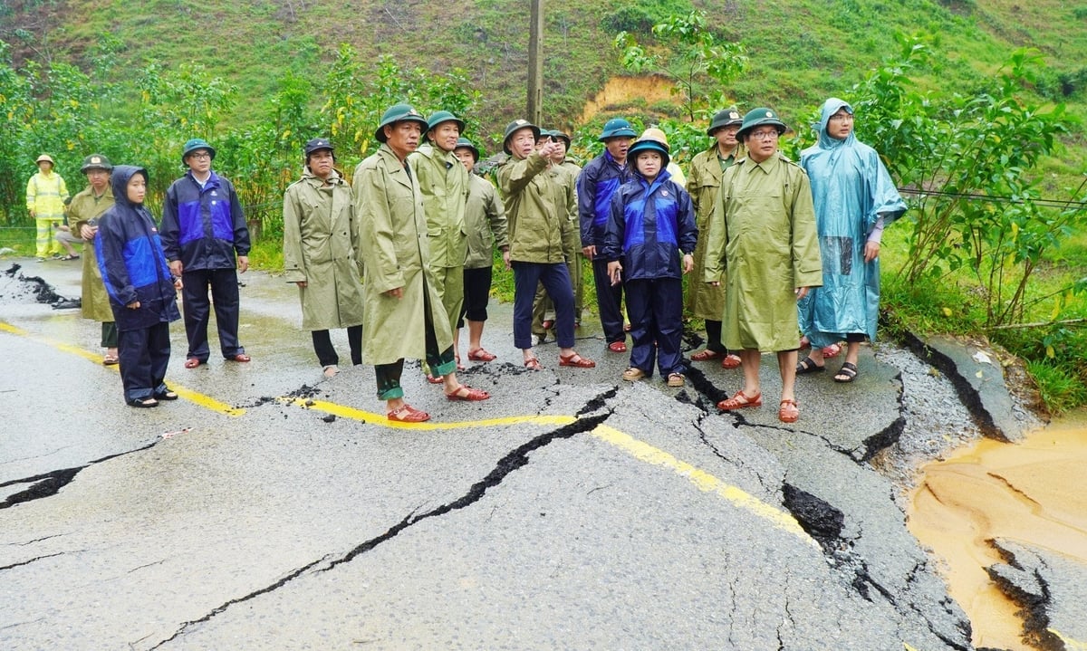 Lãnh đạo TP Huế kiểm tra các vị trí sạt lở, xung yếu trên địa bàn miền núi Nam Đông trong ngày 3/11. Ảnh: Đình Hoàng.
