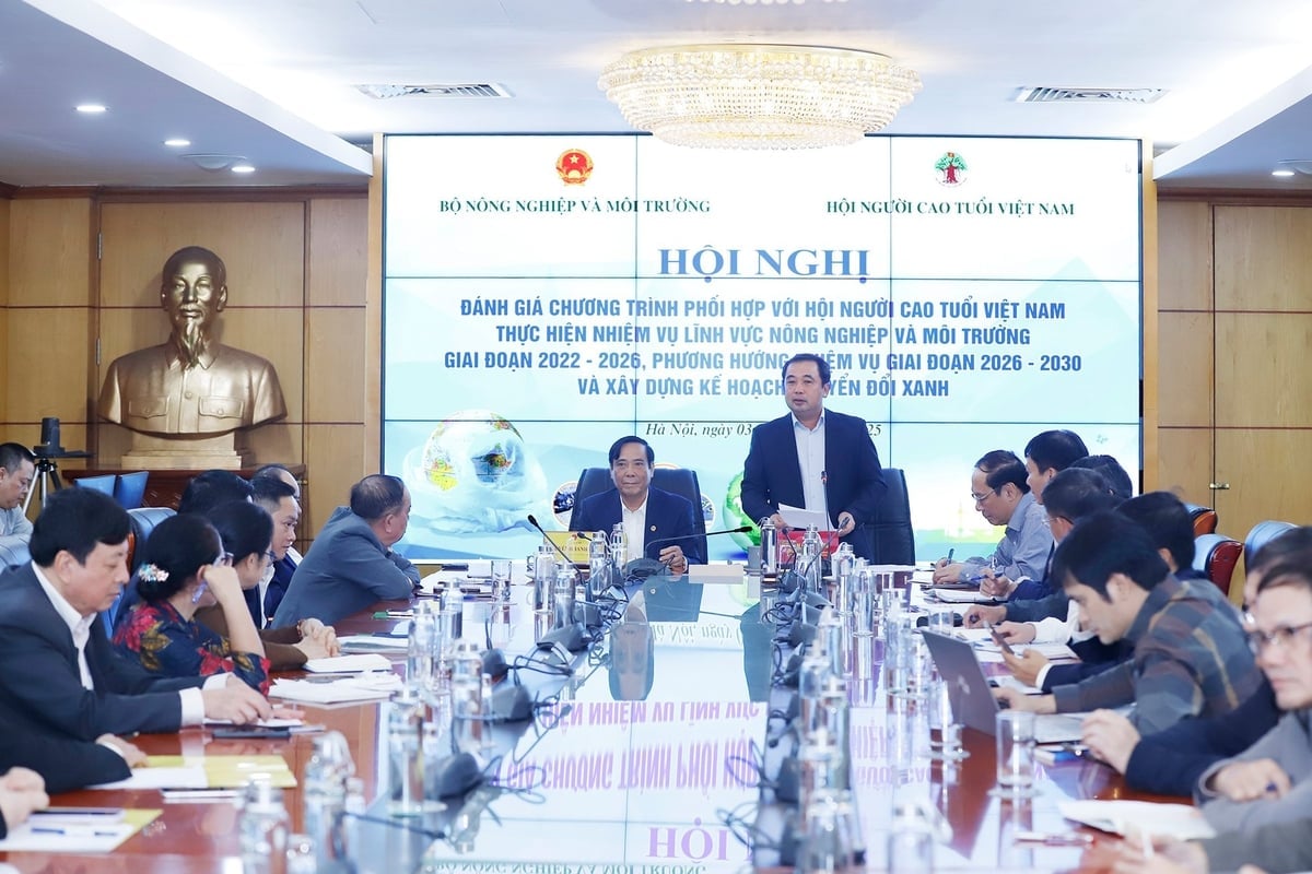 Konferencji przewodniczyli minister rolnictwa i środowiska Tran Duc Thang oraz przewodniczący Komitetu Centralnego Wietnamskiego Stowarzyszenia Starszych Nguyen Thanh Binh. Zdjęcie: Khuong Trung. Bộ trưởng Bộ Nông nghiệp và Môi trường Trần Đức Thắng và Chủ tịch Trung ương Hội người cao tuổi Việt Nam Nguyễn Thanh Bình chủ trì Hội nghị. Ảnh: Khương Trung.