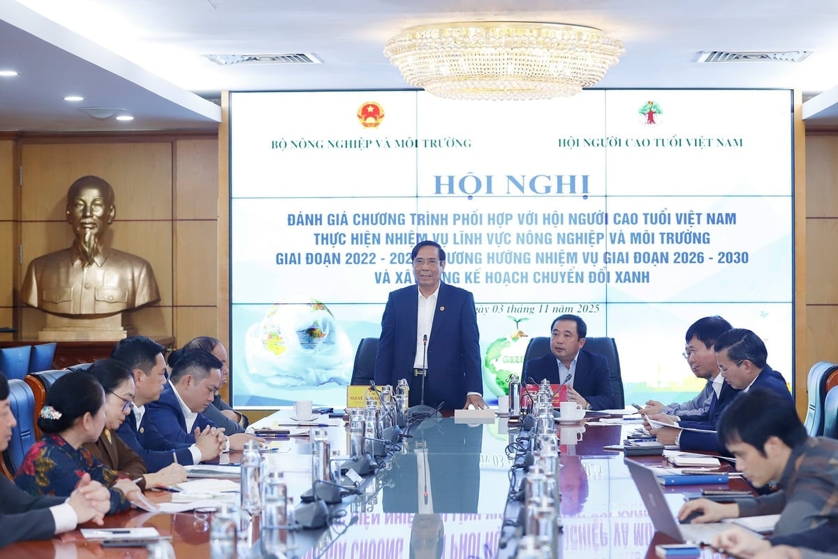 Centralny Komitet Wietnamskiego Stowarzyszenia Osób Starszych aktywnie wdrożył program koordynacji z agencjami funkcyjnymi, co przyniosło wiele praktycznych rezultatów w dziedzinie ochrony środowiska i nowego budownictwa wiejskiego. Zdjęcie: Khuong Trung. Trung ương Hội Người cao tuổi Việt Nam đã tích cực triển khai chương trình phối hợp với các cơ quan chức năng, mang lại nhiều kết quả thiết thực trong lĩnh vực bảo vệ môi trường và xây dựng nông thôn mới. Ảnh: Khương Trung.