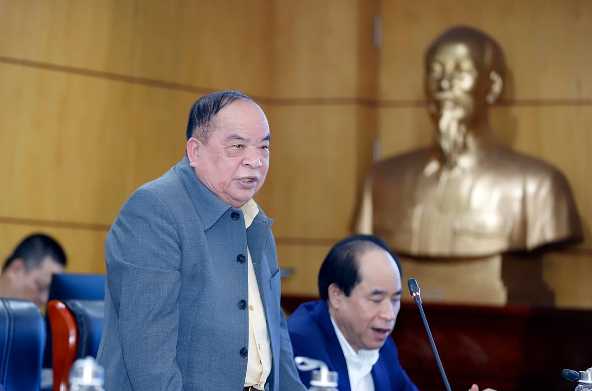 Pan Nguyen Hong Lam, członek Stałego Komitetu Wietnamskiego Stowarzyszenia Osób Starszych, przewodniczący Wietnamskiego Stowarzyszenia Rolnictwa Cyrkulacyjnego i przewodniczący Grupy Que Lam, przemawiał na konferencji. Zdjęcie: Khuong Trung. Ông Nguyễn Hồng Lam, ủy viên Ban Thường vụ Hội Người cao tuổi Việt Nam, Chủ tịch Hội Nông nghiệp Tuần hoàn Việt Nam, Chủ tịch Tập đoàn Quế Lâm phát biểu tại hội nghị. Ảnh: Khương Trung.