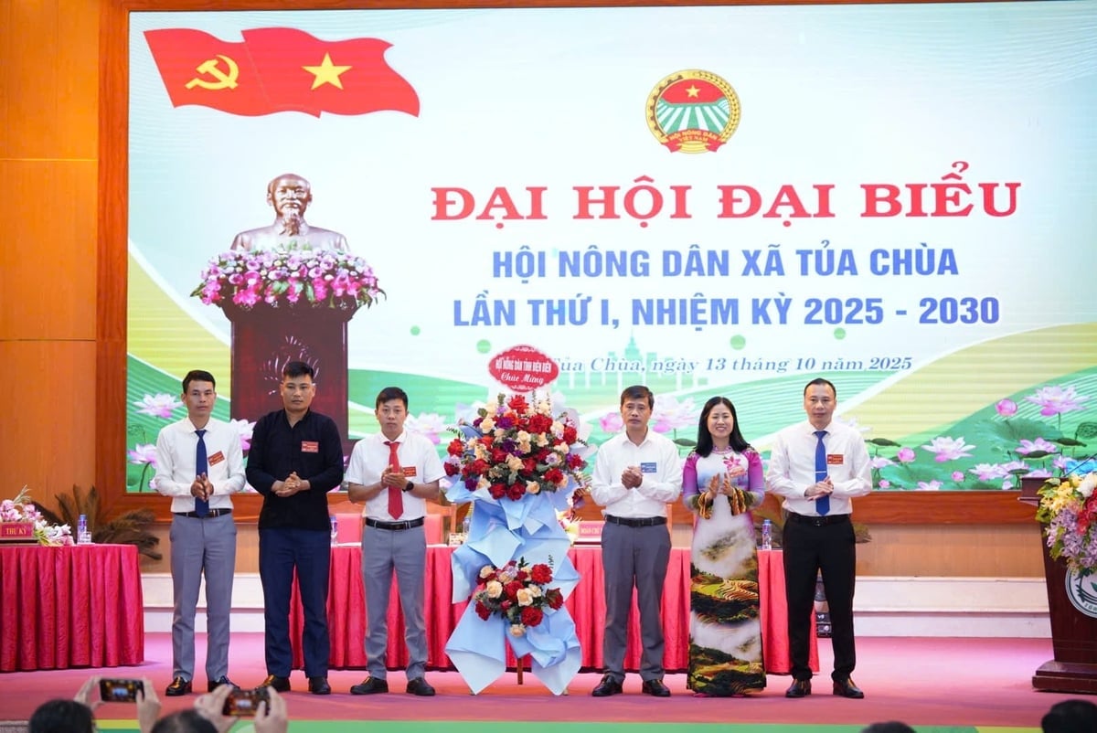 Lãnh đạo Hội Nông dân tỉnh Điện Biên tặng hoa chúc mừng Đại hội đại biểu Hội Nông dân xã Tủa Chùa, nhiệm kỳ 2025-2030. Ảnh: T.C.
