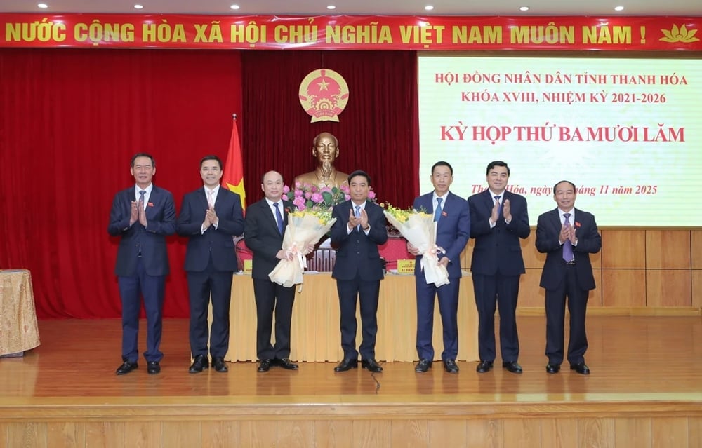Bí thư Tỉnh ủy Nguyễn Doãn Anh và các Phó Bí thư Tỉnh ủy, Phó Chủ tịch Thường trực HĐND tỉnh tặng hoa chúc mừng ông Lê Quang Hùng và ông Cao Văn Cường vừa được HĐND tỉnh bầu giữ chức Phó Chủ tịch UBND tỉnh, nhiệm kỳ 2021-2026. Ảnh: Báo Thanh Hóa.
