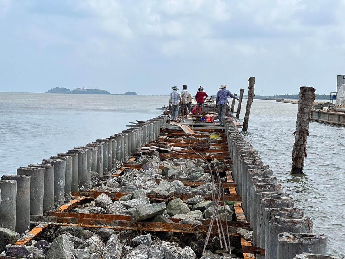 Tỉnh Cà Mau xây dựng kè chống sạt lở tại đê biển Tây. Ảnh: Trọng Linh.