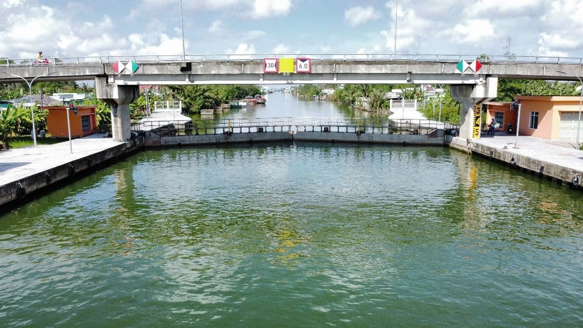 Hơn 300 cống, đập trong hệ thống được vận hành đồng bộ để kiểm soát mực nước, bảo vệ sản xuất và dân sinh. Ảnh: Trọng Linh.