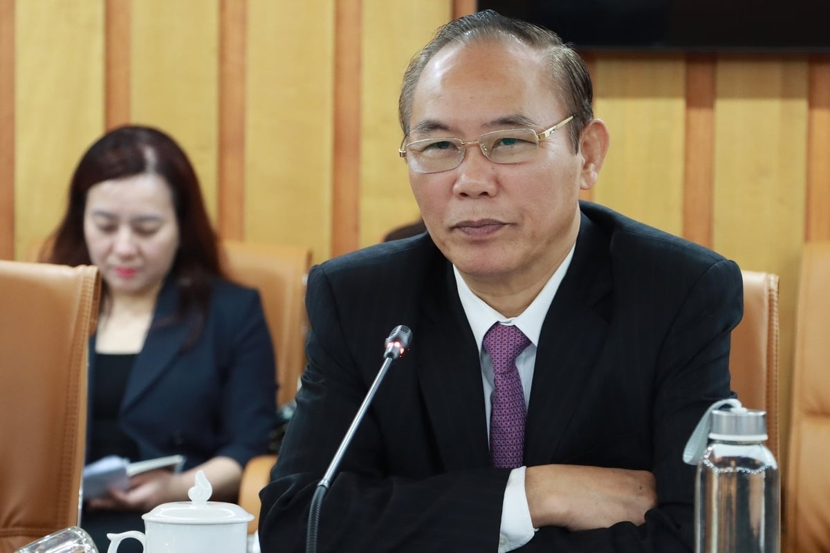 زراعت اور ماحولیات کے نائب وزیر Phung Duc Tien ویتنام اور کوئنز لینڈ کے درمیان زرعی اور خوراک کی برآمدات کو بڑھانے کے مواقع پر تبادلہ خیال کرنے کے لیے ایک میٹنگ میں۔ تصویر: کیو چی۔ Thứ trưởng Bộ NN-MT Phùng Đức Tiến tại cuộc gặp thảo luận các cơ hội mở rộng xuất khẩu nông sản và thực phẩm giữa Việt Nam và Queensland. Ảnh: Kiều Chi.