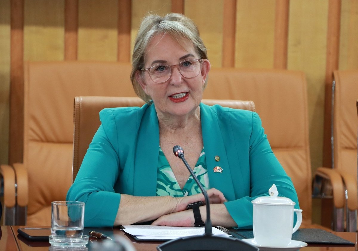 محترمہ روز بیٹس ایم پی نے ویتنام کے علاقائی رابطوں کے مرکز کے طور پر پوزیشن کو سراہا، جو آسٹریلوی اشیا کے لیے جنوب مشرقی ایشیائی منڈی کے گیٹ وے کے طور پر کام کر رہا ہے۔ تصویر: کیو چی۔ Bà Ros Bates MP đánh giá cao vị thế của Việt Nam như một trung tâm kết nối khu vực, đóng vai trò cửa ngõ vào thị trường Đông Nam Á cho hàng hóa Australia. Ảnh: Kiều Chi.