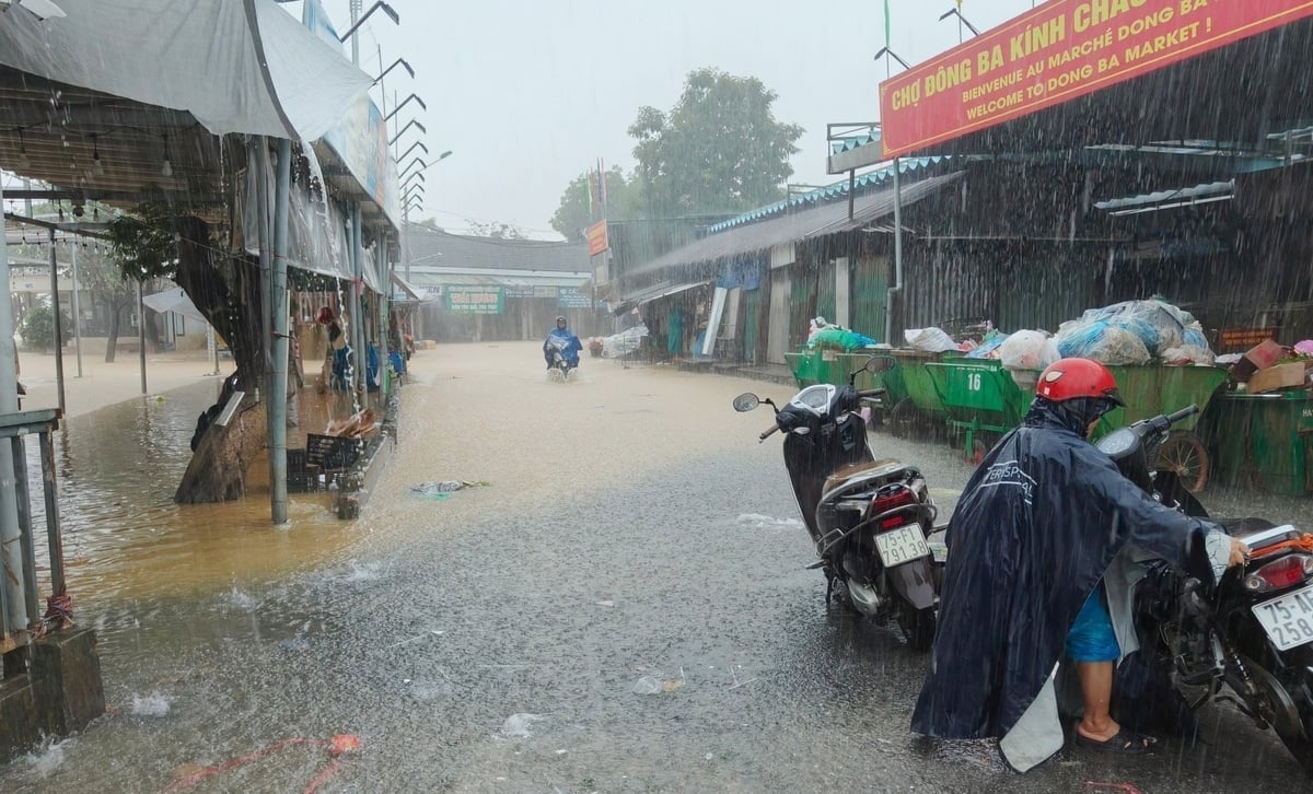 Lúc 9 giờ sáng 3/11, nước sông Hương đã dâng cao, tràn vào chợ Đông Ba. Ảnh: Văn Dinh.