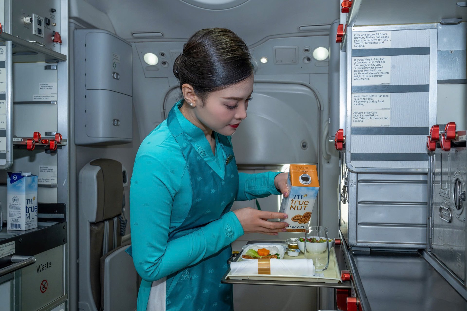 Bis heute hat TH ein Ökosystem von über 200 verschiedenen, nahrhaften und gesunden Produkten geschaffen, um den steigenden Bedürfnissen der Verbraucher gerecht zu werden. Foto: TH. Đến nay TH đã kiến tạo nên hệ sinh thái hơn 200 sản phẩm đa dạng, giàu dinh dưỡng, tốt cho sức khỏe, đáp ứng nhu cầu ngày càng cao của người tiêu dùng. Ảnh: TH.