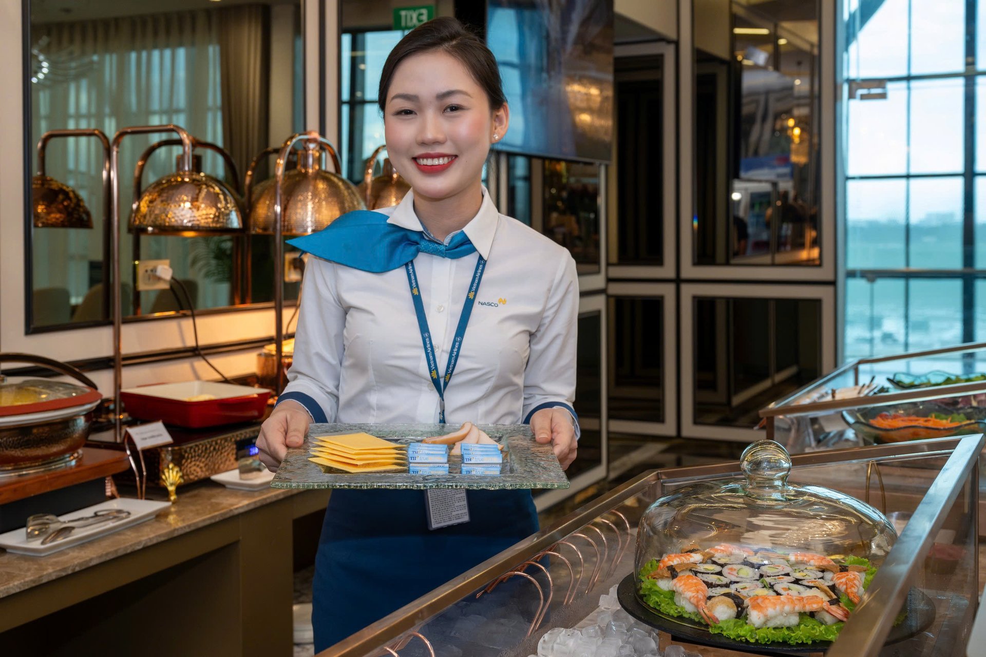 Die Passagiere beginnen ihre Reise mit frischen, nahrhaften Produkten in der Golden Lotus Business Lounge. Foto: TH. Hành khách khởi động hành trình với những sản phẩm tươi ngon, giàu dưỡng chất tại phòng chờ thương gia Bông Sen Vàng. Ảnh: TH.