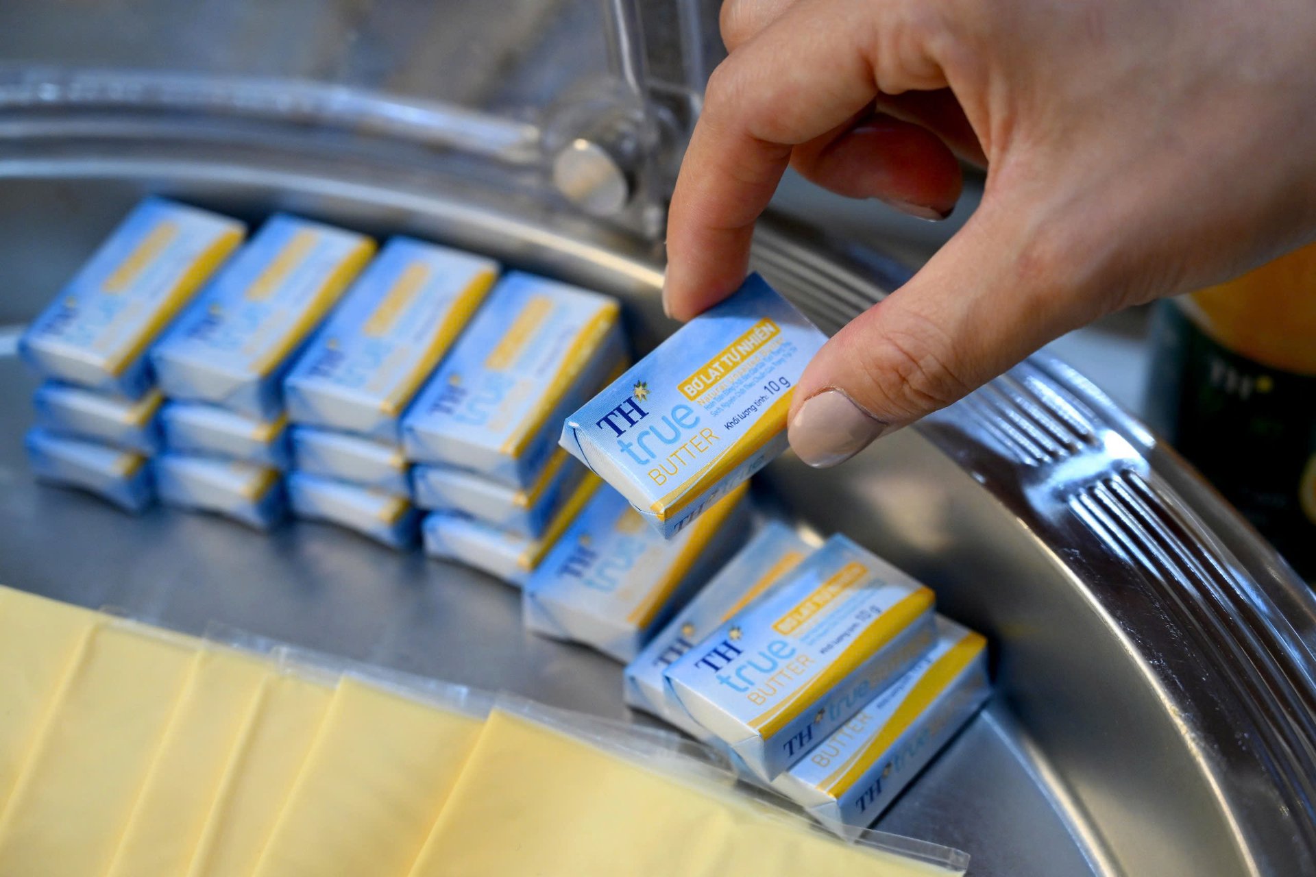 Die im kulinarischen Katalog von Vietnam Airlines enthaltenen TH-Produkte werden ausschließlich aus natürlichen Zutaten hergestellt, enthalten keine Konservierungsstoffe und sind als vietnamesische Nationalmarken anerkannt. Sie genießen seit vielen Jahren Anerkennung bei Verbrauchern und Experten im In- und Ausland. Foto: TH. Các sản phẩm TH được đưa vào danh mục ẩm thực của Vietnam Airlines đều sử dụng nguyên liệu hoàn toàn từ thiên nhiên, không chất bảo quản và đạt Thương hiệu Quốc gia Việt Nam, nhiều năm qua đã được ghi nhận bởi người tiêu dùng và giới chuyên môn trong và ngoài nước. Ảnh: TH.