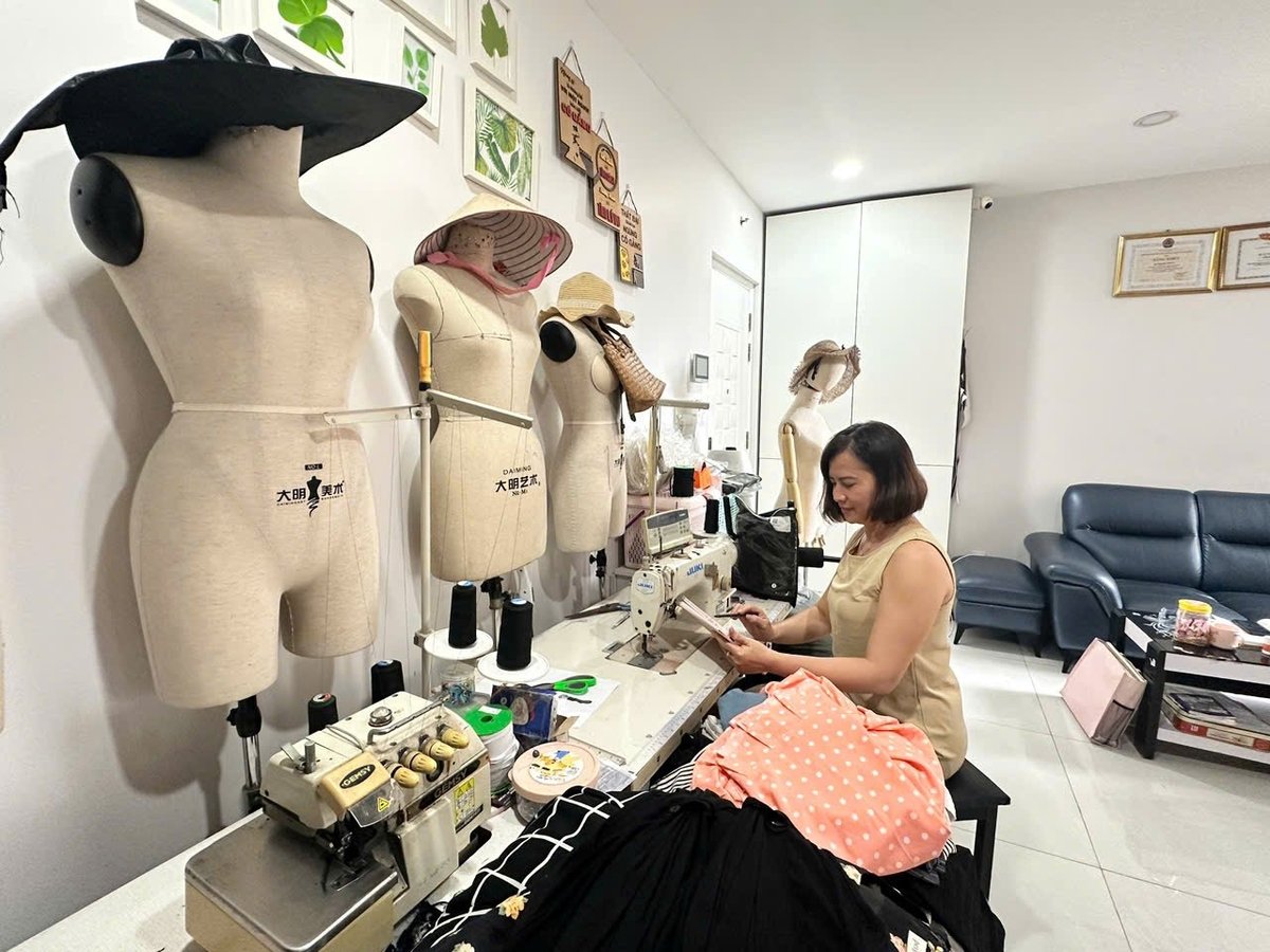 Nhờ sử dụng thành thạo các nền tảng mạng xã hội, bà Nguyễn Yến Vy ở phường An Hội Tây (TP.HCM) đã gặp nhiều thuận lợi trong việc kinh doanh. Ảnh: Thục Vy.