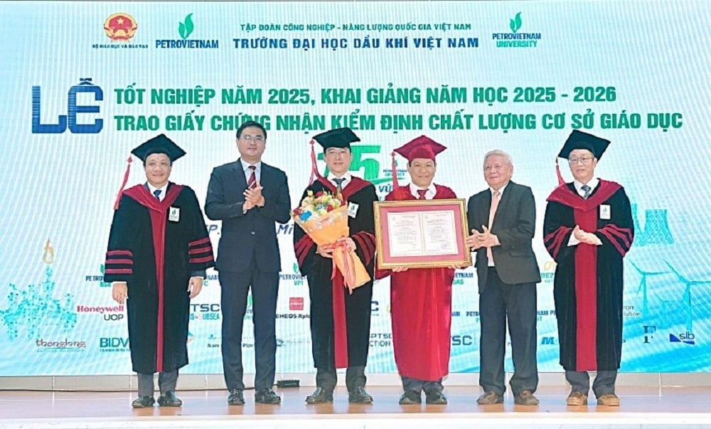TS Đặng Văn Huấn - Phó Vụ trưởng Vụ Giáo dục Đại học và PGS.TS Trần Xuân Nhĩ - Phó Chủ tịch thường trực Hiệp hội Các trường đại học, cao đẳng Việt Nam trao Giấy chứng nhận Kiểm định chất lượng cơ sở giáo dục và tặng hoa chúc mừng PVU. Ảnh: PVU.