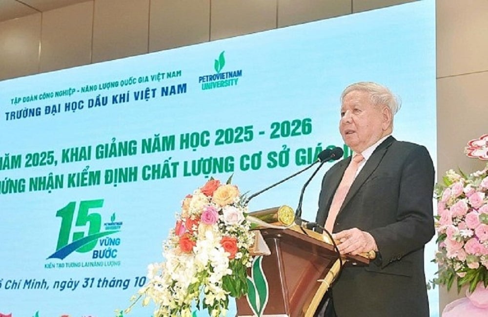 PGS.TS Trần Xuân Nhĩ - Phó Chủ tịch thường trực Hiệp hội Các trường đại học, cao đẳng Việt Nam chúc mừng PVU nhận Giấy chứng nhận Kiểm định chất lượng cơ sở giáo dục. Ảnh: PVU.