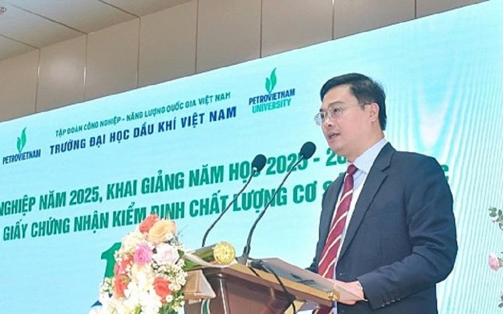 TS Đặng Văn Huấn - Phó Vụ trưởng Vụ Giáo dục Đại học chúc mừng PVU. Ảnh: PVU.