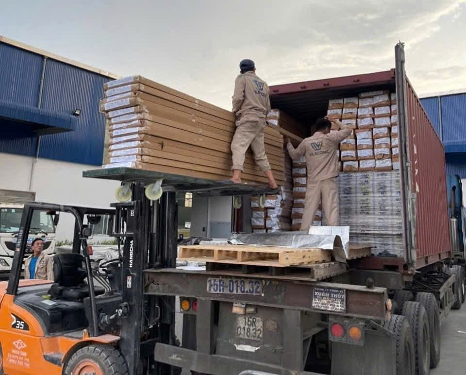 Nghệ An tìm cách tháo gỡ những khó khăn cho doanh nghiệp. Ảnh: Phạm Tuân.