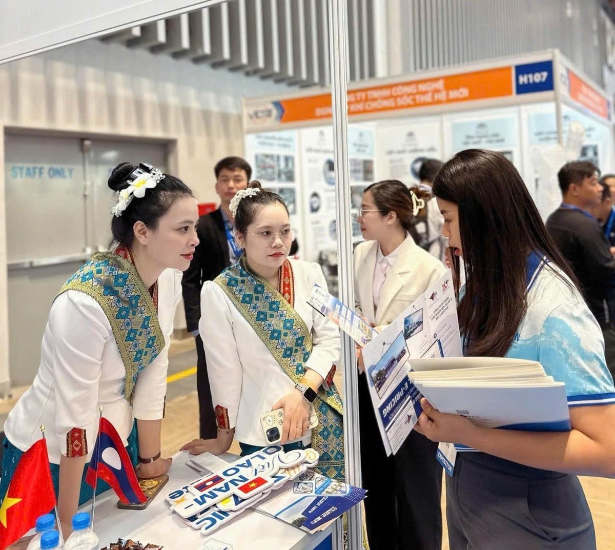 Doanh nghiệp Nghệ An tham gia Hội chợ tại nước bạn Lào. Ảnh: Phạm Tuân.