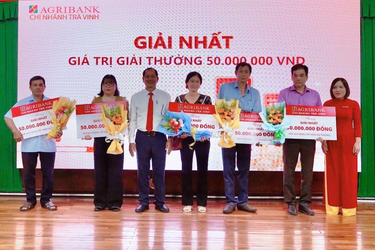 Ban Tổ chức trao giải Nhất cho 5 khách hàng may mắn. Ảnh: Minh Khương.