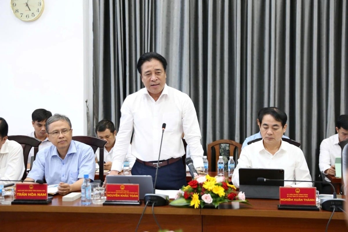 מר נגוין קאק טואן, סגן מזכיר ועדת המפלגה המחוזית, יו Ông Nguyễn Khắc Toàn, Phó bí thư Tỉnh ủy, Chủ tịch UBND tỉnh Khánh Hòa phát biểu tại buổi làm việc. Ảnh: T&T Group.