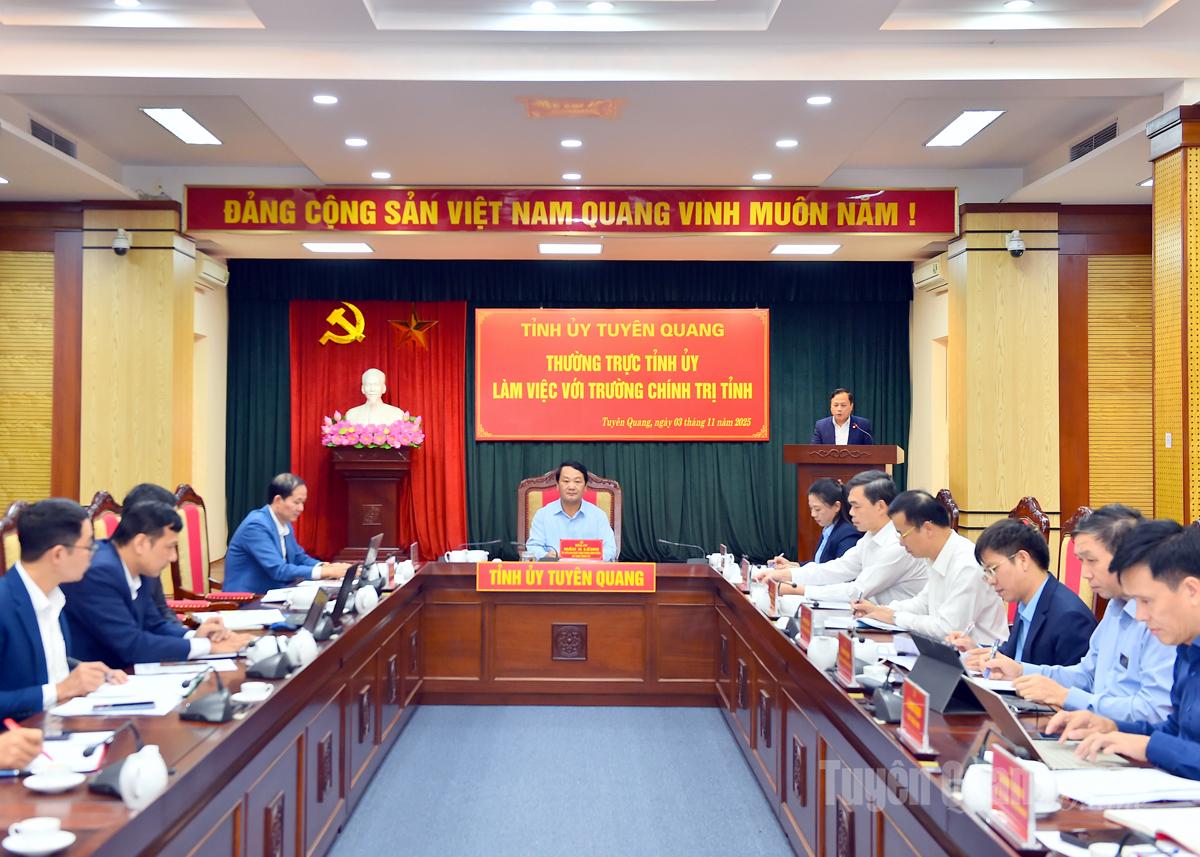 ທ່ານ​ເລຂາທິການ​ໃຫຍ່​ຄະນະ​ບໍລິຫານ​ງານ​ສູນ​ກາງ​ພັກ​ແຂວງ Hau A Lenh ​ເປັນ​ປະທານ​ກອງ​ປະຊຸມ​ເຮັດ​ວຽກ​ກັບ​ໂຮງຮຽນ​ການ​ເມືອງ.