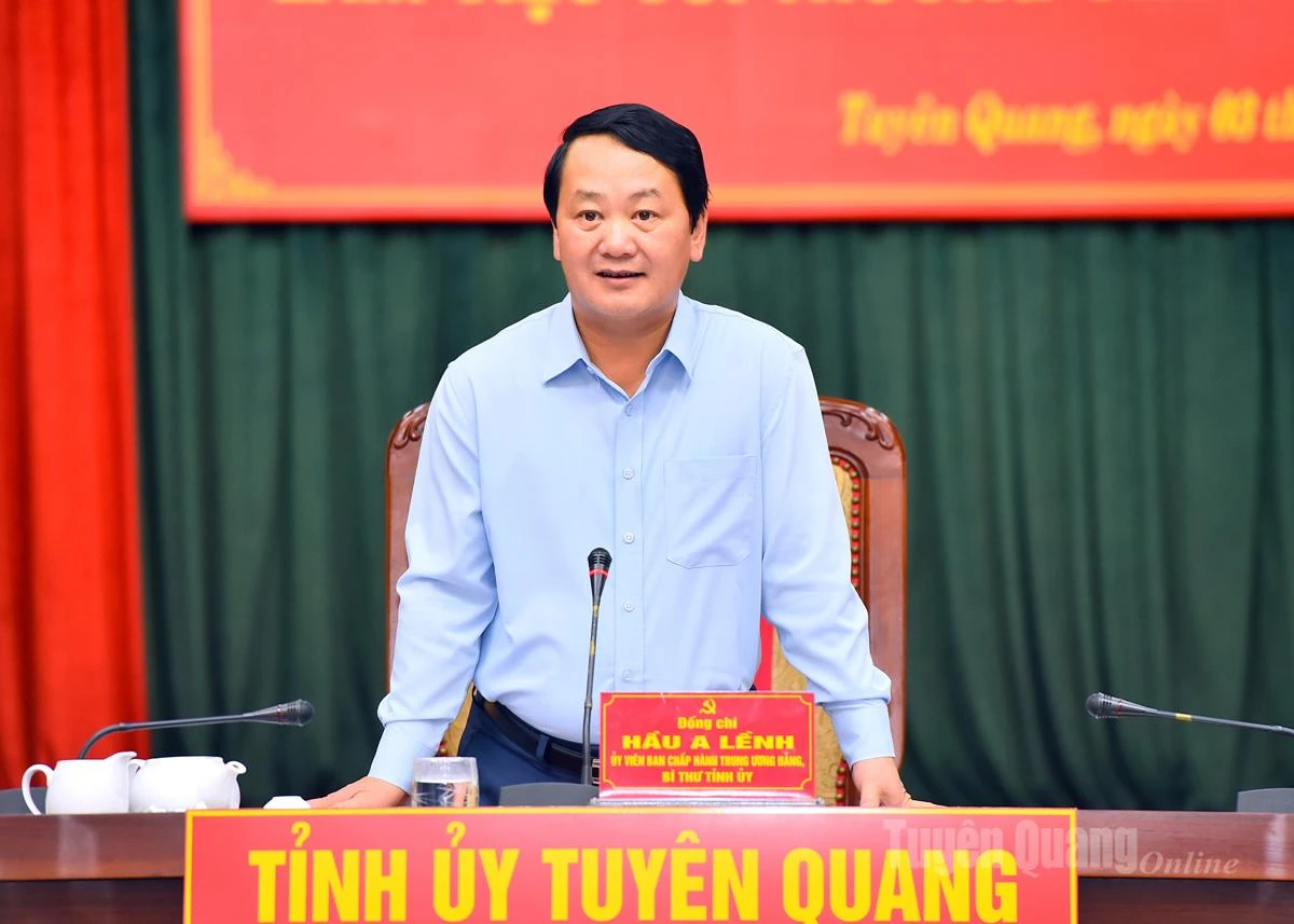 ທ່ານ​ເລຂາທິການ​ໃຫຍ່​ຄະນະ​ບໍລິຫານ​ງານ​ສູນ​ກາງ​ພັກ​ແຂວງ Hau A Lenh ກ່າວ​ຄຳ​ເຫັນ​ທີ່​ກອງ​ປະຊຸມ.