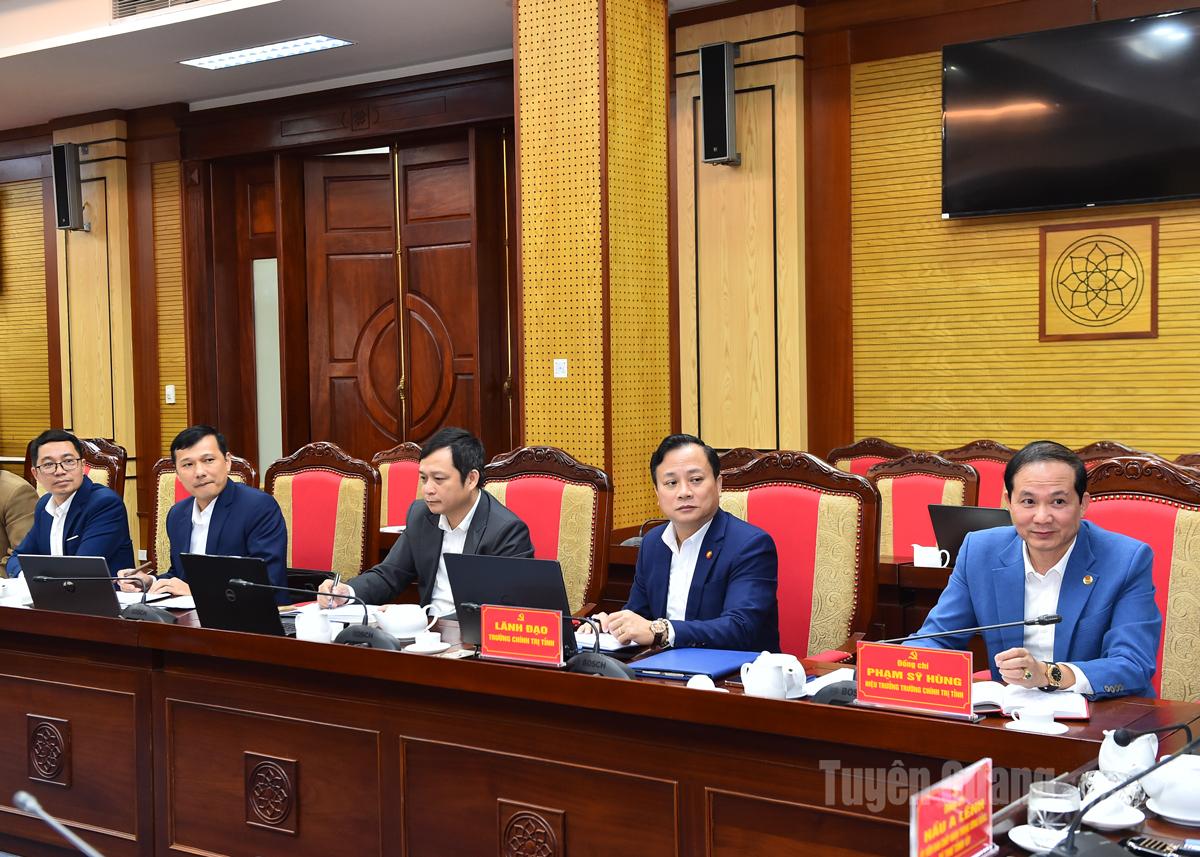 ການນຳໂຮງຮຽນການເມືອງການປົກຄອງແຂວງເຂົ້າຮ່ວມກອງປະຊຸມ.