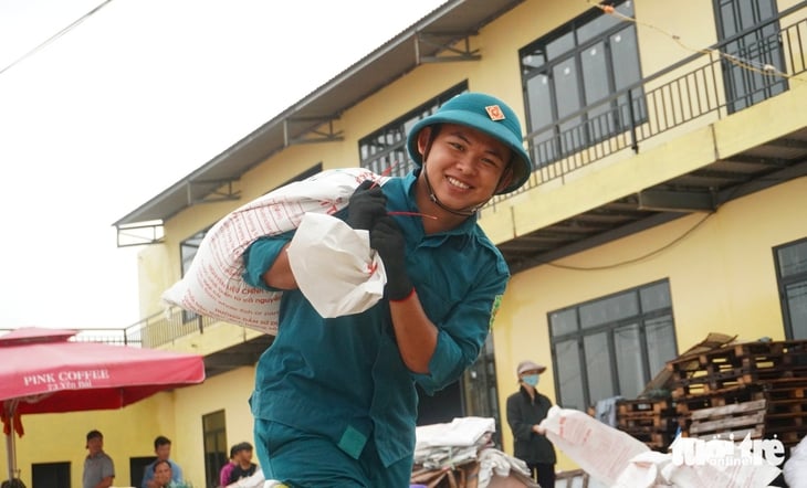 5 ngày đêm ròng rã bảo vệ từng mét đất trước sóng dữ nơi cửa biển Đà Nẵng - Ảnh 7.