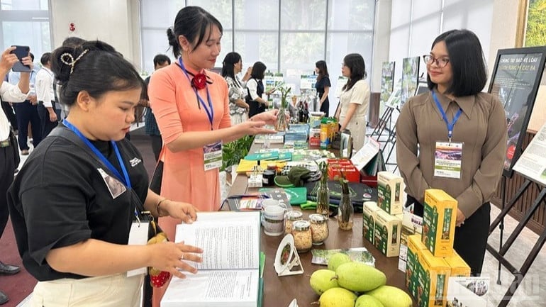 Đại biểu tham quan không gian trưng bày tư liệu, sản phẩm của 11 khu dự trữ sinh quyển thế giới của Việt Nam tại hội nghị. Ảnh: Báo Nhân Dân.